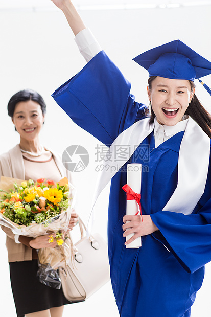 幸福快乐的毕业生母女图片