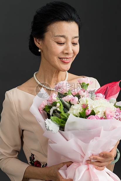 成年人完美幸福手拿鲜花的优雅女士图片