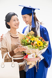 大学毕业庆祝的母女图片