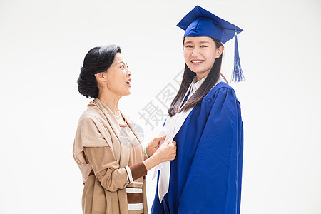 斗篷下母女大学毕业庆祝的母女背景