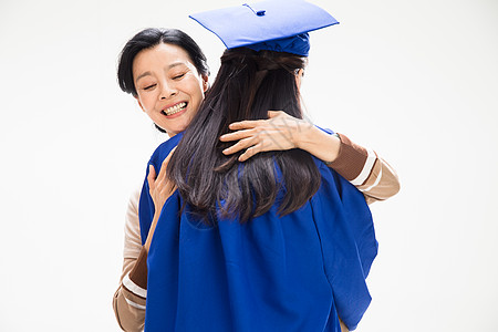 大学毕业拥抱的母女图片