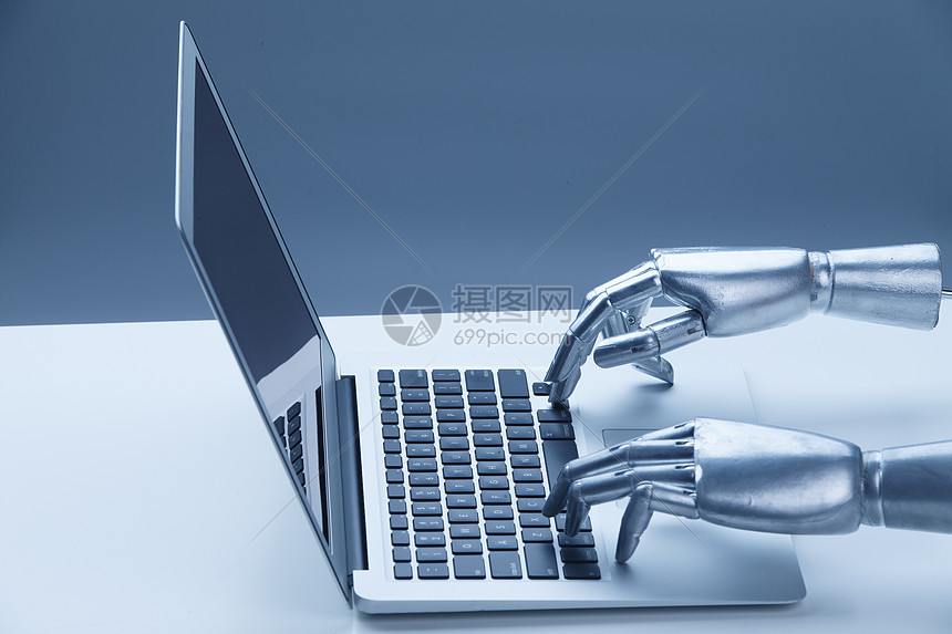 机器人创新智能机械手与掌上电脑图片