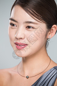 户内美女亚洲漂亮的青年女人的肖像图片