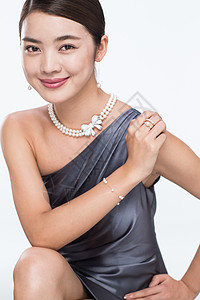 东亚戒指高贵漂亮的青年女人的肖像图片