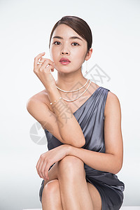 护肤戒指礼服漂亮的青年女人的肖像图片