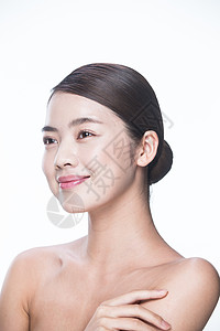 时尚美女个人护理20多岁影棚拍摄青年女人妆面肖像背景