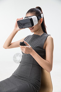 科技虚拟戴着VR眼镜的青年女人图片