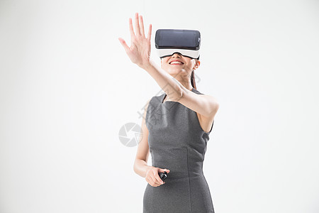 虚拟科技使用vr眼镜的青年女子背景