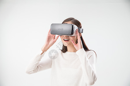 虚拟科技戴着VR眼镜的青年女人背景