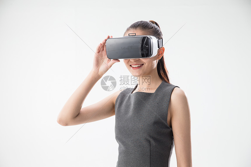 未来智能戴着VR眼镜的青年女人图片