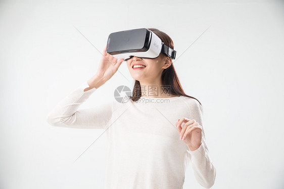 现代创新戴着VR眼镜的青年女人图片