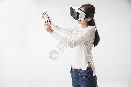 玩游戏戴着VR眼镜的青年女人图片