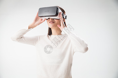 虚拟网络戴着VR眼镜的青年女人图片