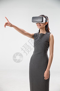网络多媒体戴着VR眼镜的青年女人图片