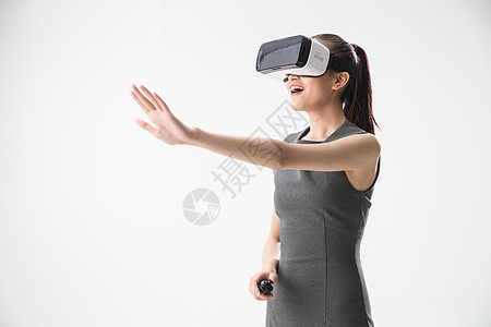健康生活方式活力技术戴着VR眼镜的青年女人图片