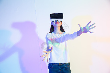 成年人仅一个青年女人戴着VR眼镜的青年女人图片