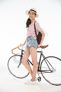 背包旅行影棚拍摄大半身美女青年女孩骑车旅行背景