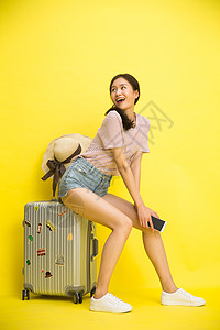 电子数码快乐黄色背景垂直构图青年女人旅行背景
