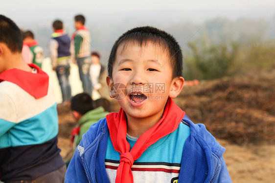 6岁到7岁四个人户外欢乐的乡村小学生图片