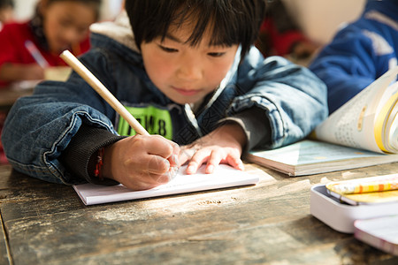 老年学习社会问题智慧乡村小学里的小学女生背景