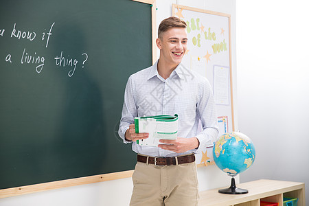 幸福外国人上课培训班仅成年人老师站在教室的黑板前背景