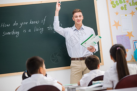 学习欢乐可爱的教师和小学生在教室里图片