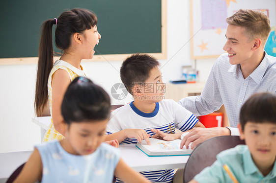 书成长教育教师和小学生在教室里图片