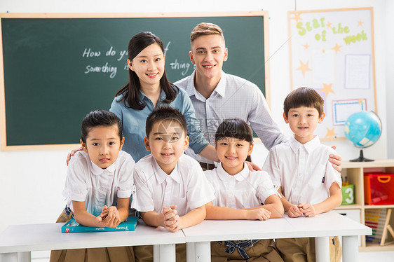 快乐可爱的课桌教师和小学生在教室里图片