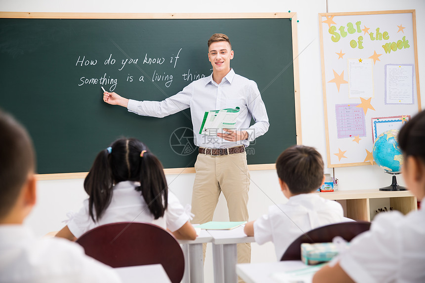 在校生童年老师教师和小学生在教室里图片