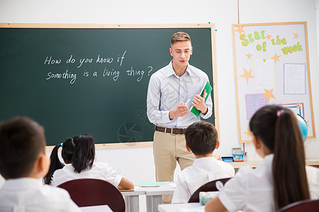 成长课桌老师教师和小学生在教室里图片