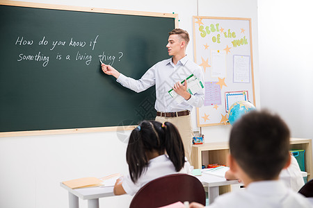 好奇心国际学校快乐教师和小学生在教室里背景图片