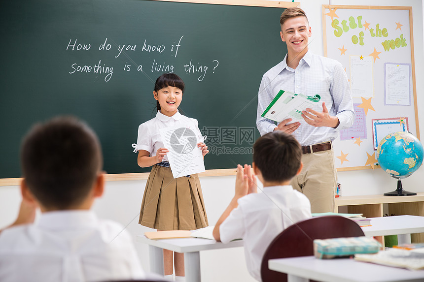 教育业职位学习乐趣教师和小学生在教室里图片