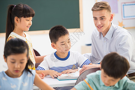 快乐10岁到11岁相伴教师和小学生在教室里图片