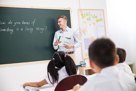 教师和小学生在教室里高清图片