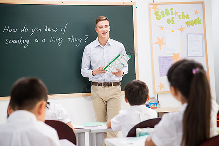 学校五个人贡献教师和小学生在教室里图片