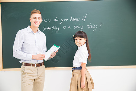 相伴白种人老师在指导小学生学习图片