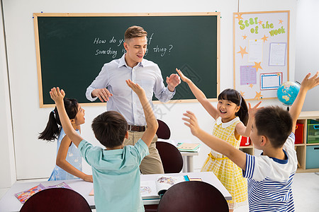 感恩相伴梦想同行课桌教育未成年学生教师和小学生在教室里背景