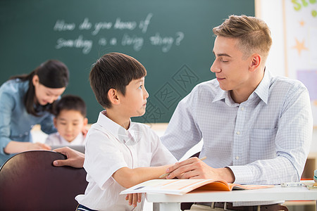 好奇心人课桌教师和小学生在教室里图片