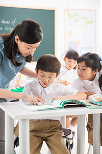 学习奉献现代老师和小学生们在教室里图片