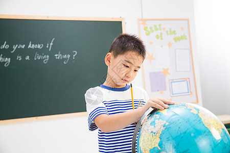 地球仪微笑的男孩知识小学男生在教室里背景