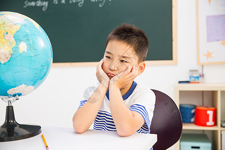 水平构图学校课堂小学男生在教室里图片