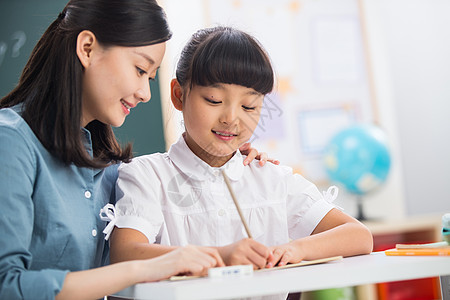 智慧幸福人老师在指导小学女生学习高清图片