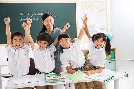 信心亚洲书老师和小学生们在教室里图片