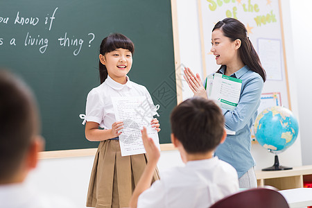 青年人好奇心成长老师和小学生们在教室里背景图片