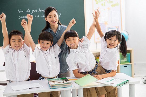 东方人奉献快乐老师和小学生们在教室里图片