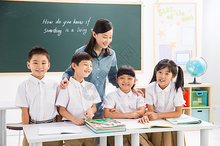 教师节老师和小学生们在教室里背景