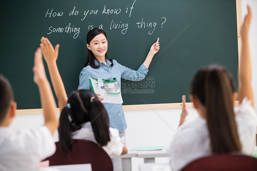 童年白昼在校生老师和小学生们在教室里图片