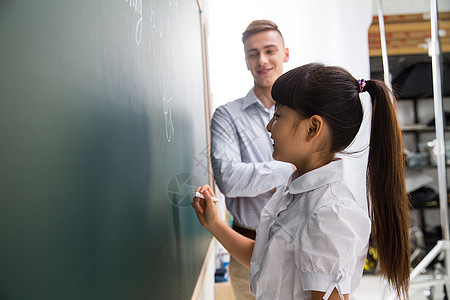 外教老师在指导小学生学习图片