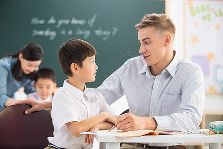 外教老师和小学生在教室里高清图片