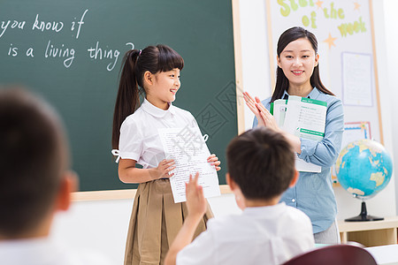 老师和小学生们在教室里高清图片